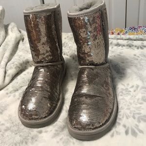 UGGS, only worn TWICE. Size 8 women’s